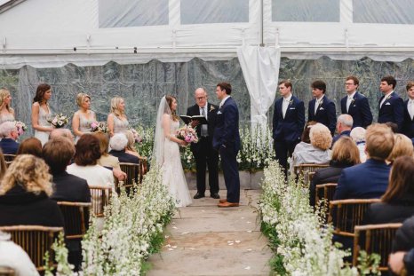 Romantikus jegyek egy esküvői ruha megjelenésében